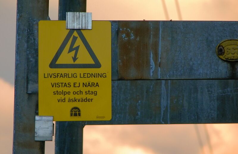 File:Powerline pylon warning sign.jpg